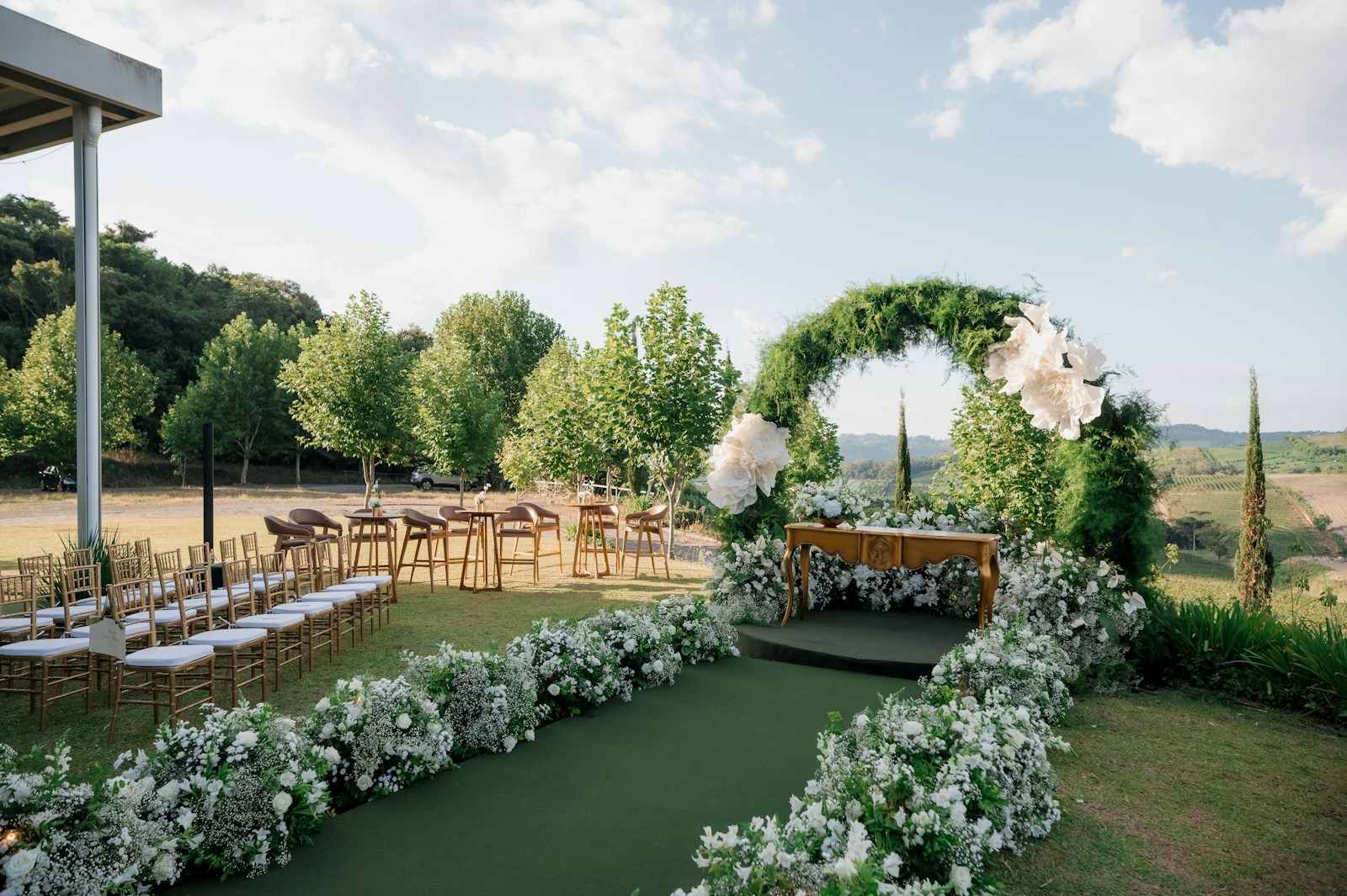 Dobruca Garden için beyaz çiçekli açık hava düğün seremonisi